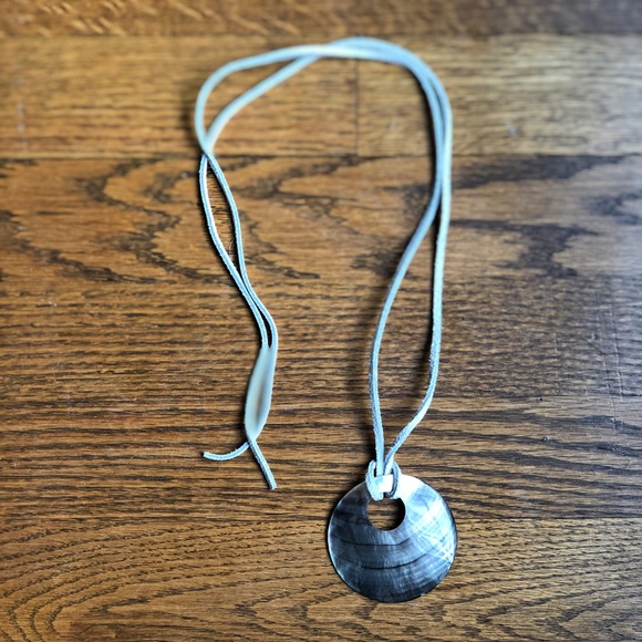 Mother of Pearl Necklace - Picture 3 of 4